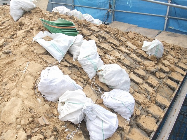 丁寧に作業員が土を撤去